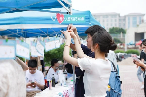 为大学生传递“心”能量 2021 AMORE能量青年奔赴南京