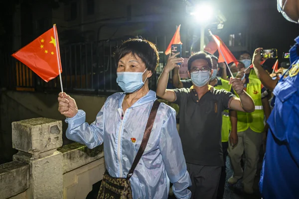 城事｜浦东界龙花苑解封，志愿者相拥而泣-浦东界龙花苑疫情