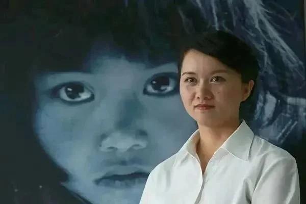 ·成年后的苏明娟与“大眼睛”照片合影。