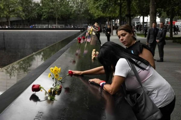 11日，美国民众在纽约“9·11”纪念广场悼念遇难亲人。（法新社）