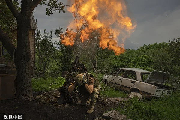 顿涅茨克地区巴赫穆特，一名乌克兰士兵向前线的俄罗斯阵地发射迫击炮。人民视觉 资料图