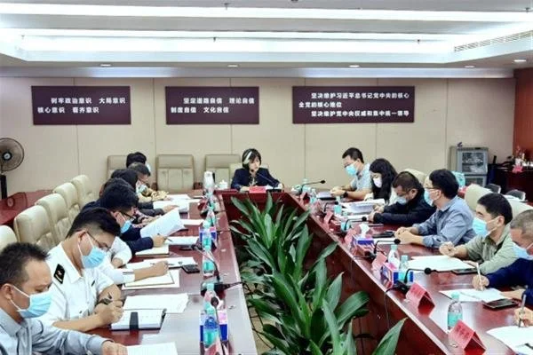 热搜！深圳女副区长一撮白发被指挑染，官方：自然现象，很正常（深圳唯一女区长）