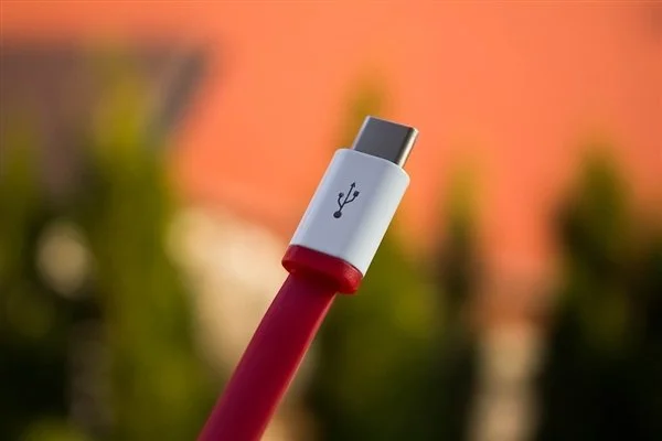 Lightning被淘汰 iPhone 15全系USBC：最高40Gbps速度 标准版挤牙膏