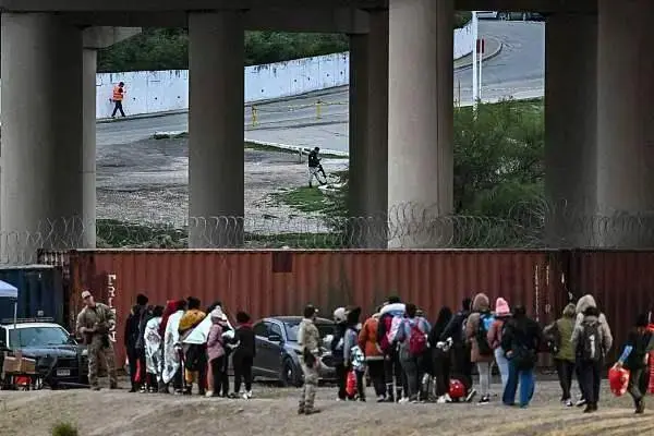 得州边境的非法移民们，图源：央视新闻客户端