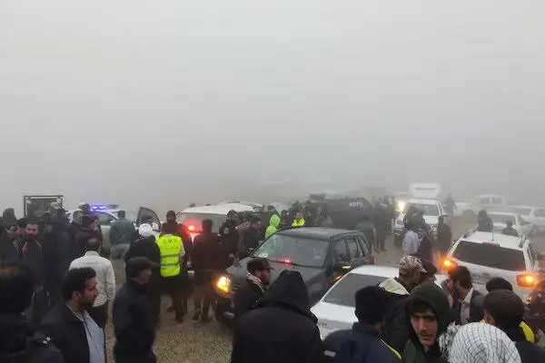 ▲因为恶劣天气，救援队很难找到直升机