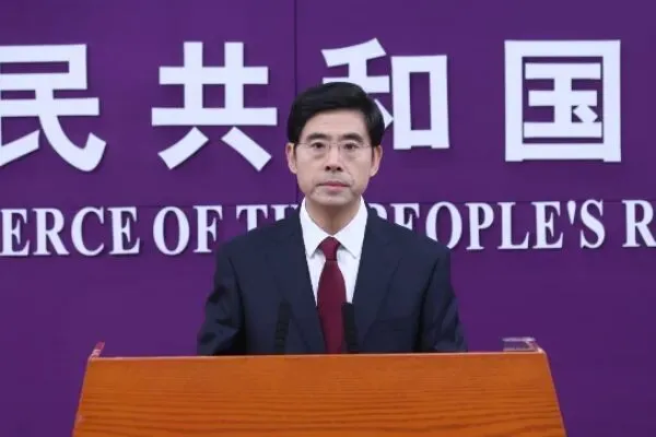 何亚东主持商务部11月13日例行新闻发布会 图:商务部公共商务信息新闻采编中心