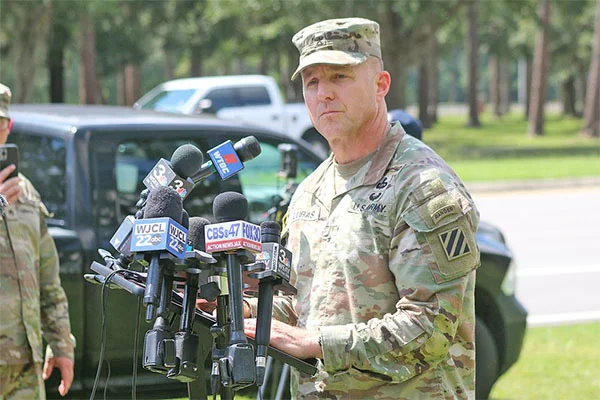 卢巴斯准将在发布会上 coastalcourier