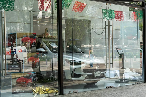 墨西哥墨西哥城，一家经销商处展示的MG名爵汽车公司EHS插电式混合动力（PHEV）紧凑型运动型多用途车（SUV）