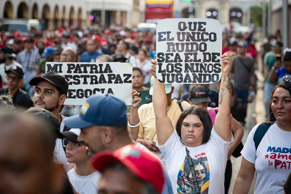 当地时间10月30日,委内瑞拉民众举行示威游行,抗议美国在加勒比海的军事部署。 IC Photo