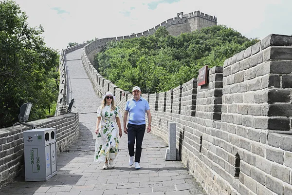 7月16日，北京，阿尔巴尼斯和未婚妻朱迪·海顿游长城。 视觉中国