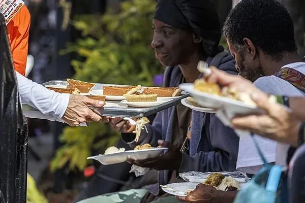 慈善机构为迈阿密无家可归者提供“感恩节大餐”