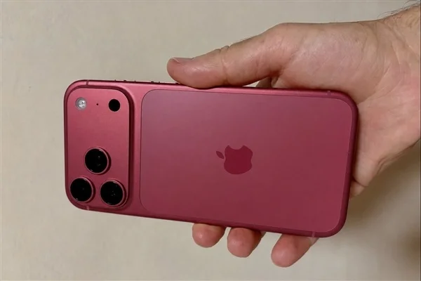 iPhone 18 Pro Max真机首次泄露：横向大矩阵镜组+全新深空灰配色