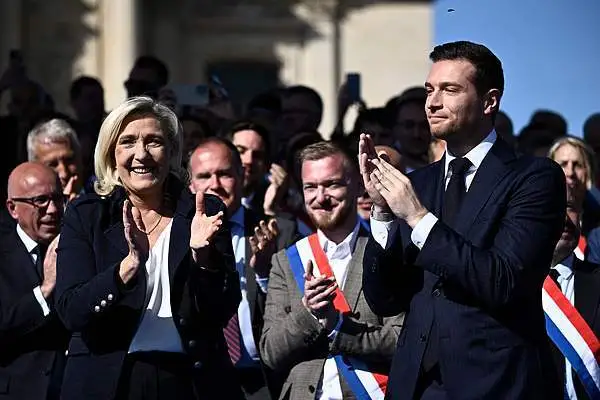 資料圖：2025年4月6日，勒龐（左）和巴爾代拉在巴黎舉行集會。視覺中國