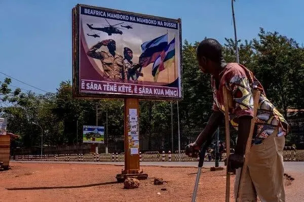 2019年，在中非共和国班吉市中心，一个宣称俄罗斯和中非军方合作的标志。图源：Ashley Gilbertson摄/《纽约时报》