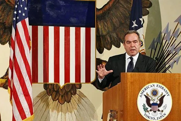 图为2009年时任美国国务院助理国务卿坎贝尔在美国驻日本使馆召开记者会