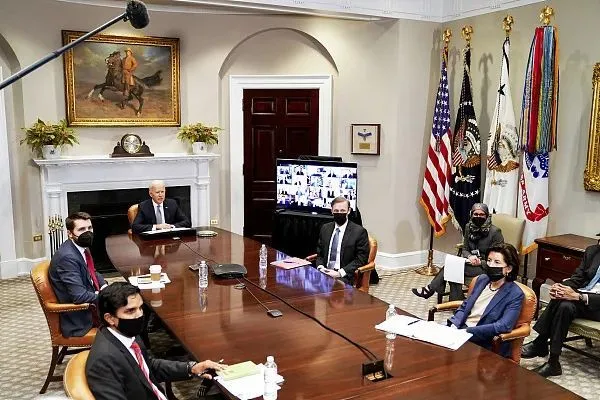 2021年4月，美国白宫举行“芯片峰会”。图源：视觉中国