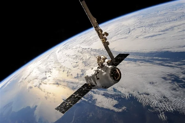 马斯克SpaceX:星链卫星为躲避俄空间碎片 移动了1700次