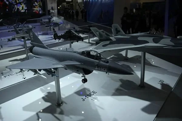 当地时间2023年6月20日，法国巴黎，中国制造的飞机模型在巴黎航展上展出