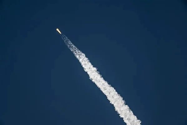史上第一枚22手猎鹰九号火箭诞生！星链卫星逼近6700颗