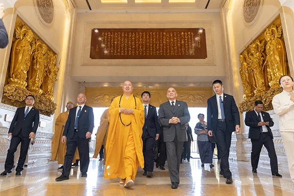 柬埔寨国王西哈莫尼到访三亚南山寺和南海佛学院