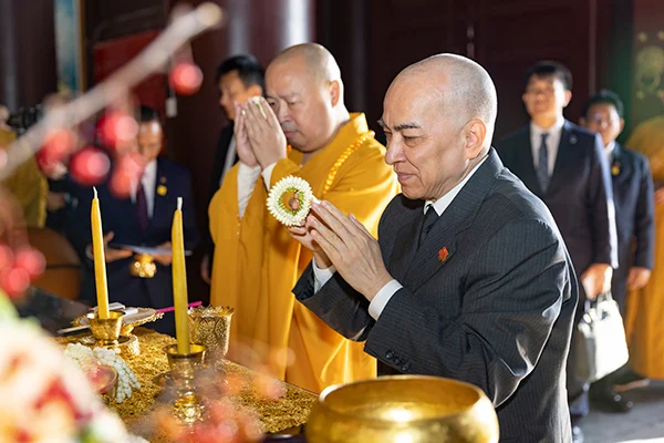 柬埔寨国王西哈莫尼到访三亚南山寺和南海佛学院