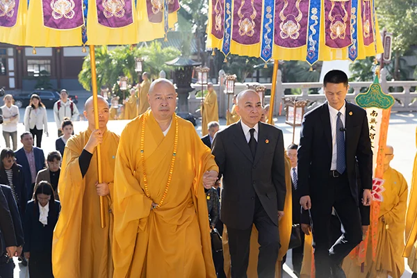 柬埔寨国王西哈莫尼到访三亚南山寺和南海佛学院