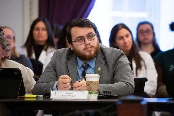 ▎据《纽约时报》报道,参与群聊的共和党人中,州参议员塞缪尔·道格拉斯是唯一的当选成员。丑闻曝出后,他于17日宣布辞职。(图源:Vermont Public)