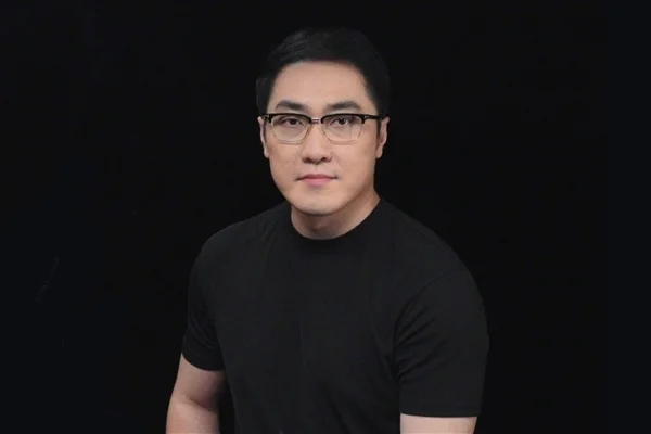 負(fù)債1億的王自如坐綠皮火車出差：因?yàn)橄薷? class=