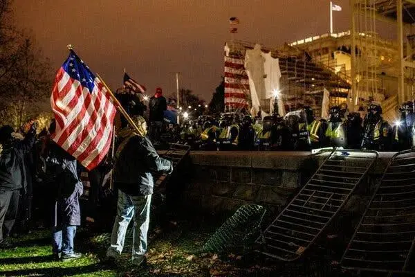 ▎2021年1月6日,国会大厦外的特朗普支持者。(图源:《纽约时报》)