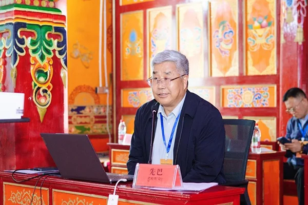 先巴教授主持下午的学术座谈会