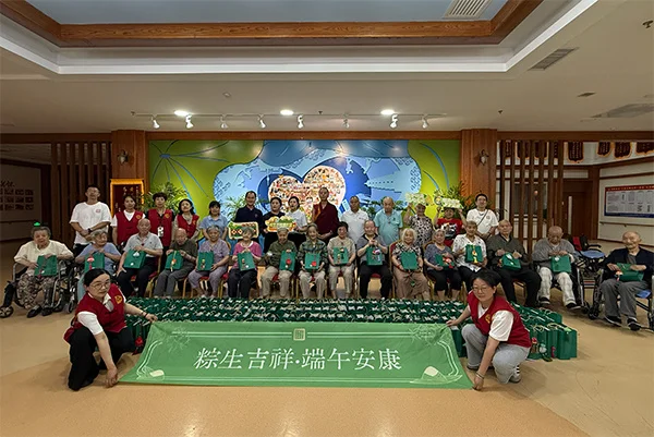 法师看望慰问莲湖区养老服务中心的老人们