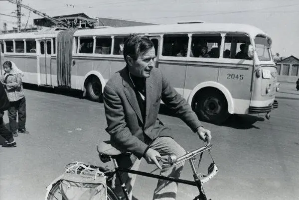 ▲ 老布什于上世纪七十年代中期曾担任美国驻北京联络处主任，期间经常骑自行车穿行于北京街头。