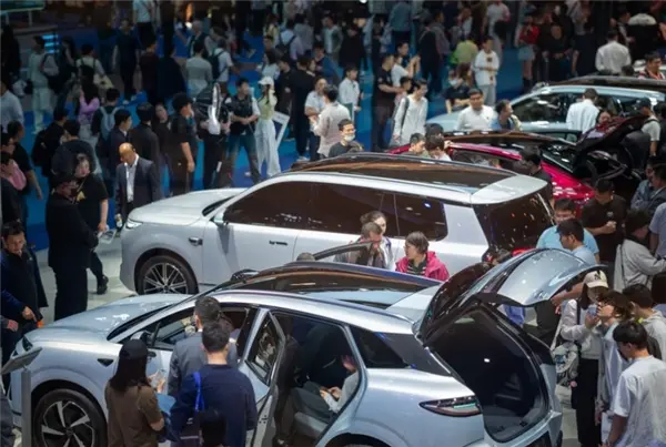 美国人羡慕哭了！花一辆美国新车的钱 在中国能买五辆电车