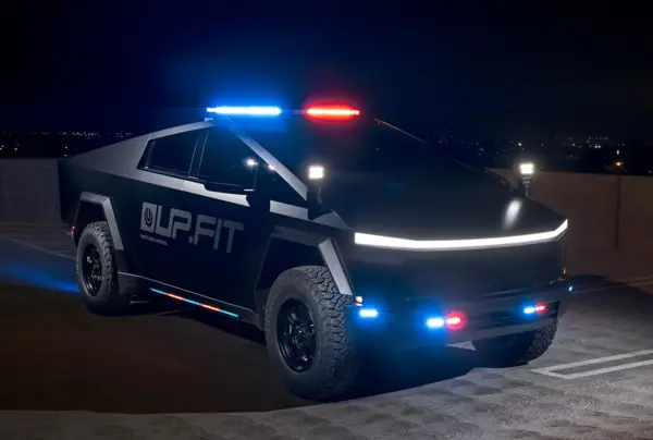 特斯拉Cybertruck加入迪拜警方车队 马斯克称太酷了