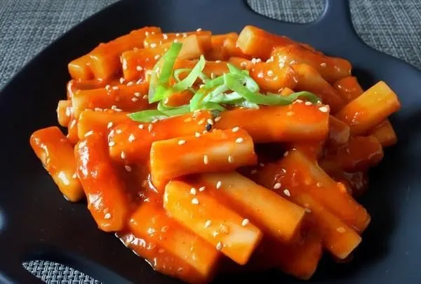 怎么炒年糕简单又好吃，这样炒出来的年糕秒杀夜宵摊（怎么样炒年糕好吃窍门）