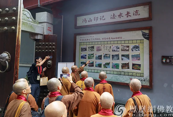 参观五楼大殿广场，法云法师向参访团介绍鸿山寺的前生今世