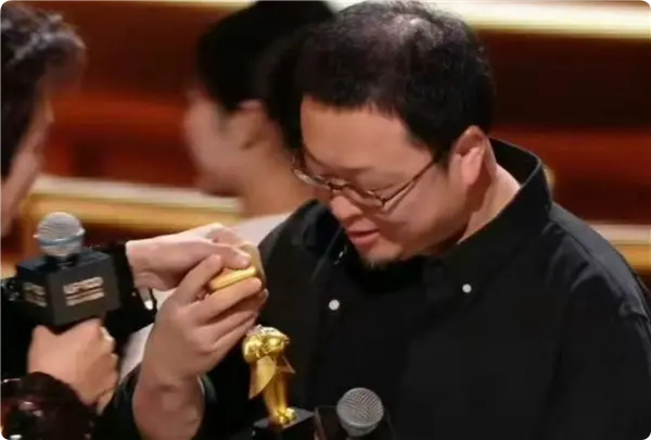 罗永浩被禁言后现身B站颁奖典礼 获年度新人奖 并上台发表感言