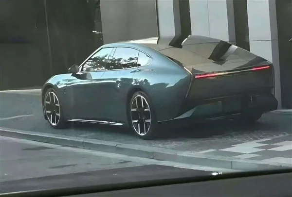 赛博未来感十足 全新小鹏P7实车曝光：首次亮灯了(图2)