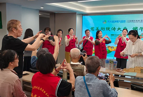 志愿者慰问聋人协会,学习手语