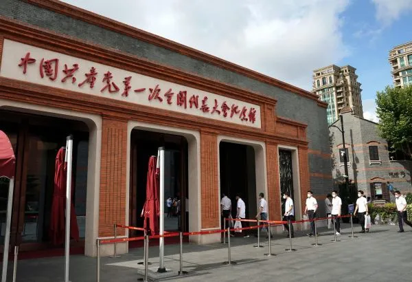 7月1日，上海市新党员代表进入中共一大纪念馆参观。（新华社发）
