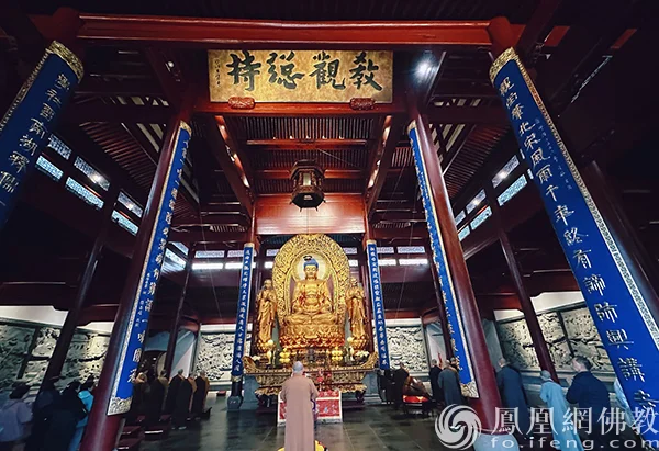参访团于宁波观宗讲寺内礼佛