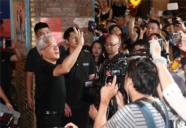 台积电首次回应华为韬定律：概念早就有了 芯片耗电量才是关键 黄仁勋：依旧领先十年