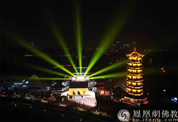 12月31日晚，扬州文峰慈善基金会举办第十五届新年祈福（撞钟）活动。（图片来源：凤凰网佛教文化 摄影：季利）