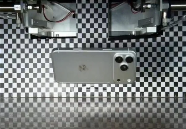 iPhone 18 Pro Max真机首次泄露：横向大矩阵镜组+全新深空灰配色