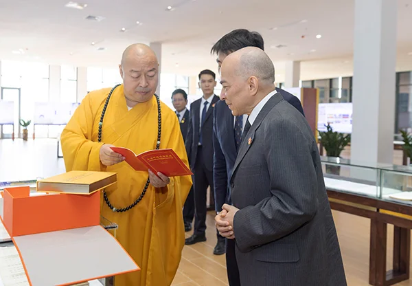 柬埔寨国王西哈莫尼到访三亚南山寺和南海佛学院