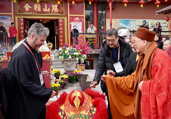 万灯映月圆 慈心暖人间：加拿大湛山精舍举行元宵送暖活动