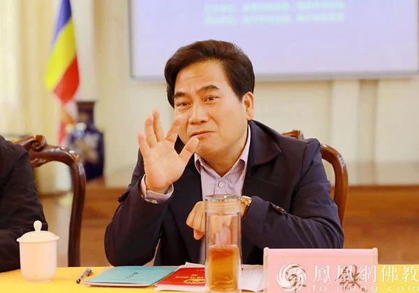 贵港市民宗委党组成员、副主任覃铁授课（图片来源：凤凰网佛教 摄影：张满常）