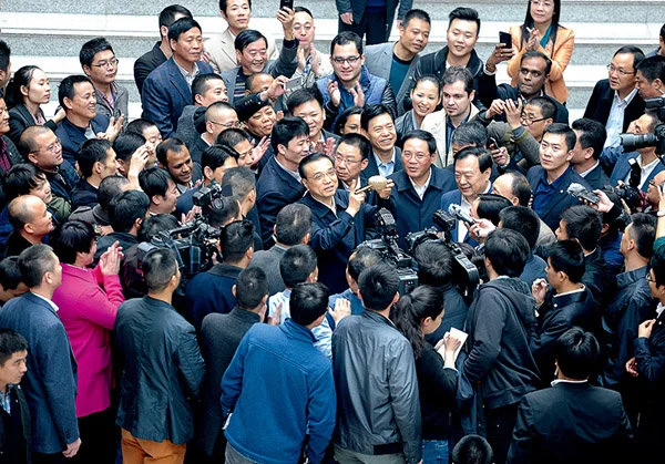 2014年11月20日，李克强总理在义乌国际商贸城考察，手拿着象征义乌商业传统的拨浪鼓。