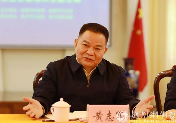 贵港市司法局党组成员、副局长黄志军授课（图片来源：凤凰网佛教 摄影：张满常）