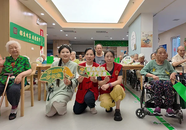 志愿者向环西街道养老服务中心送去爱心礼棕